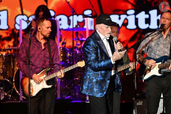 Il est mort à l’âge de 82 ans, ont annoncé ses enfants ce mercredi 11 juin 2025 sur son site Internet et ses réseaux sociaux. 

The Beach Boys avec leurs leaders Brian Wilson, au clavier, et Mike Love, au chant, durant la traditionelle soirée au profit de Fight Aids Monaco, dans la salle des Etoiles du Sporting à Monaco le 13 juillet 2019. Cette année, l'association de la princesse Stéphanie de Monaco, fête ses 15 ans. C'est le célèbre groupe américain The Beach Boys, tout droit venu de Californie, qui assure le Show au profit de l'association. Les membres de la famille princière, le prince Albert II de Monaco en tête, ainsi que l'ensemble du public, n'ont pas hésité à se mettre en mode "Beach Boys". © Bruno Bebert/Bestimage