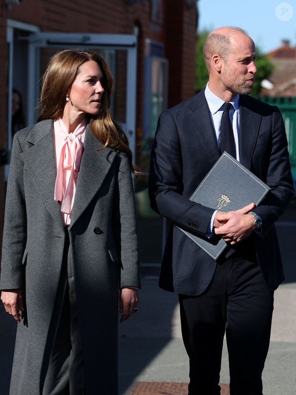 Le prince William, prince de Galles, et Kate Middleton, princesse de Galles, visitent l'école maternelle et primaire de Farnborough Road, pour montrer leur soutien continu à la communauté de Southport après l'attaque  au cours de laquelle trois filles, Alice da Silva Aguiar, Bebe King et Elsie Dot Stancombe, ont été tragiquement tuées lors d'un cours de danse à Southport, Merseyside, Royaume-Uni. © PA Photo/ Bestimage