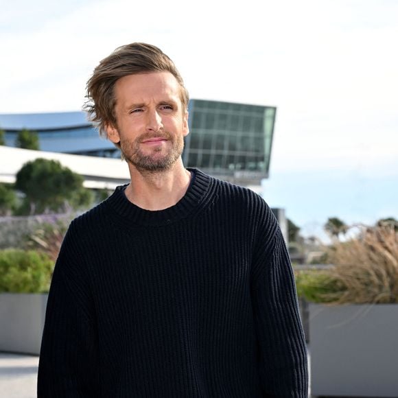 Philippe Lacheau y incarne Franck, un personnage dont le prénom n’a pas été choisi au hasard.

Philippe Lacheau, l’acteur-réalisateur animateur TV, a lancé les festivités de Noël du centre commercial Cap 3000, à Saint Laurent du Var, le 20 novembre 2024, en compagnie de son nouveau directeur Frédéric Llorca. 
© Bruno Bebert / Bestimage