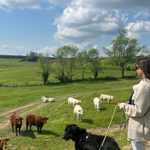 De son côté, Julia Vignali s'affiche à la campagne sur son compte Instagram.

Julia Vignali à la campagne jeudi 8 mai 2025, sur Instagram.