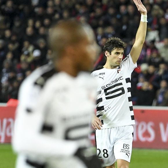 Dès son arrivée en Italie avec sa compagne de l'époque, Yoann Gourcuff s'est installé dans un "200 m2 avec balcon situé au dixième étage d'un immeuble de San Siro" qui offrait une vue imprenable sur "le stade Guiseppe-Maezza".

Yoann Gourcuff lors du match Psg-Rennes au Parc des Princes à Paris le 6 novembre 2016.  (victoire 4-0 du Psg)  © Pierre Perusseau/Bestimage