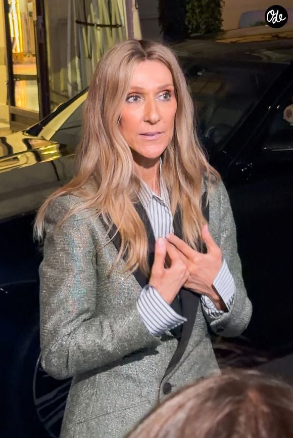 Céline Dion, de retour d'une séance intense de répétitions, prend le temps de saluer ses fans devant l'hôtel Royal Monceau à Paris le 7 septembre 2026 © Lea Vieillot / Bestimage