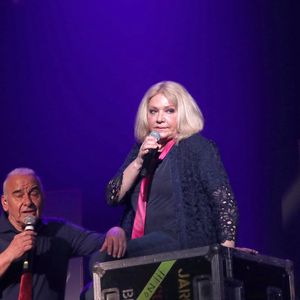 Exclusif - Michel Fugain et sa femme Sanda devant la photo du parolier Maurice Vidalin lors du concert "Michel Fugain fait Bandapart" pour les 80 ans du chanteur à Bobino à Paris le 12 Mai 2022. © Bertrand Rindoff/Bestimage