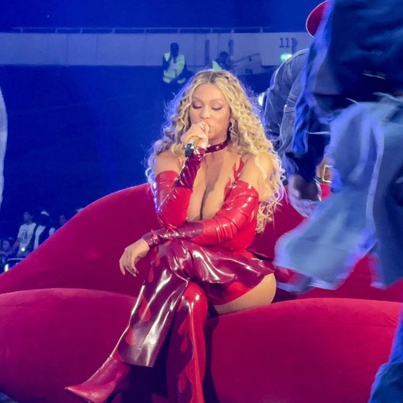 Son premier concert parisien puisqu'elle assurera deux autres dates... Et on peut dire que la grande amie de Kelly Rowland a mis les petits plats dans les grands.

Beyoncé se produit lors du dernier concert de sa tournée Cowboy Carter Tour au Tottenham Hotspur Stadium à Londres. 2025
