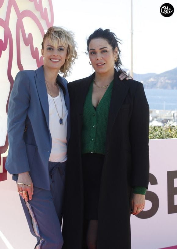 Sara Mortensen et Lola Dewaere au photocall de la série "Astrid et Raphaëlle" lors de la 5ème saison du festival International des Séries "Canneseries" à Cannes, France, le 2 avril 2022. © Denis Guignebourg/Bestimage