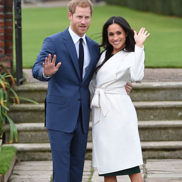 Photo d'archives datée du 27/11/17 du prince Harry et de Meghan Markle dans le Sunken Garden du palais de Kensington, à Londres, après l'annonce de leurs fiançailles. Eddie Mulholland/Daily Telegraph/PA Wire