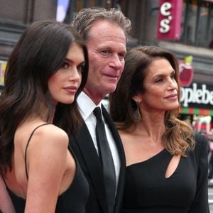 Les deux femmes, ainsi que le père de Presley Gerber ont partagé des publications émouvantes sur les réseaux sociaux.

3 avril 2025, New York, États-Unis : Kaia Gerber, Rande Gerber et Cindy Crawford assistent à la première de la pièce « Good Night, and Good Luck » à Broadway, au Winter Garden Theatre, à New York.

© Sonia Moskowitz Gordon/ZUMA Press Wire/Bestimage