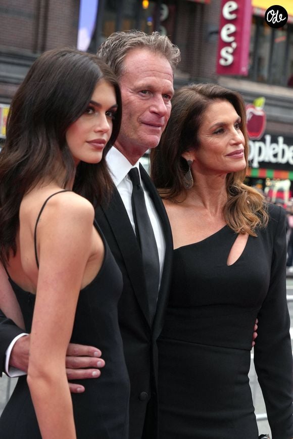 Les deux femmes, ainsi que le père de Presley Gerber ont partagé des publications émouvantes sur les réseaux sociaux.

3 avril 2025, New York, États-Unis : Kaia Gerber, Rande Gerber et Cindy Crawford assistent à la première de la pièce « Good Night, and Good Luck » à Broadway, au Winter Garden Theatre, à New York.

© Sonia Moskowitz Gordon/ZUMA Press Wire/Bestimage