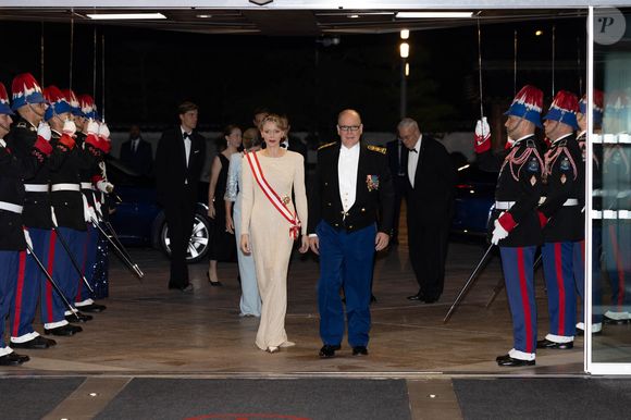 La princesse Charlène de Monaco, Le prince Albert II de Monaco - La famille princière de Monaco arrive au gala "Bonsoir Monte-Carlo - Grande revue - Josephine Baker" à l'opéra de Monte-Carlo à l'occasion de la fête nationale le 19 novembre 2025.

© Olivier Huitel / Pool Monaco / Bestimage
