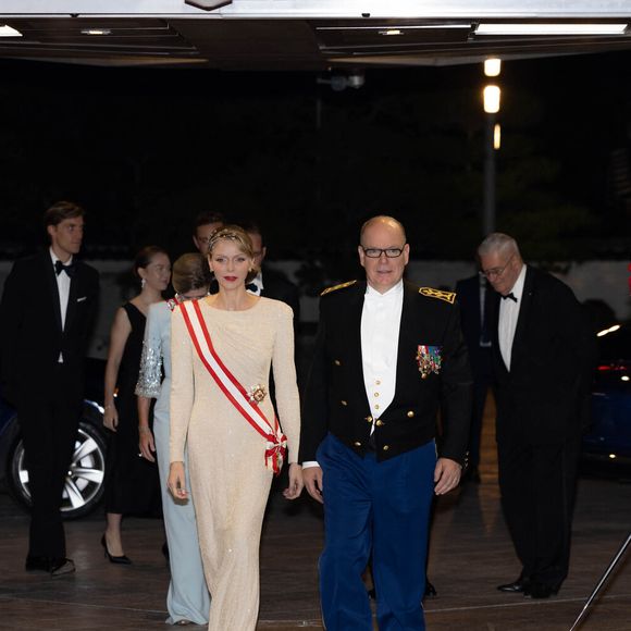 La princesse Charlène de Monaco, Le prince Albert II de Monaco - La famille princière de Monaco arrive au gala "Bonsoir Monte-Carlo - Grande revue - Josephine Baker" à l'opéra de Monte-Carlo à l'occasion de la fête nationale le 19 novembre 2025.

© Olivier Huitel / Pool Monaco / Bestimage