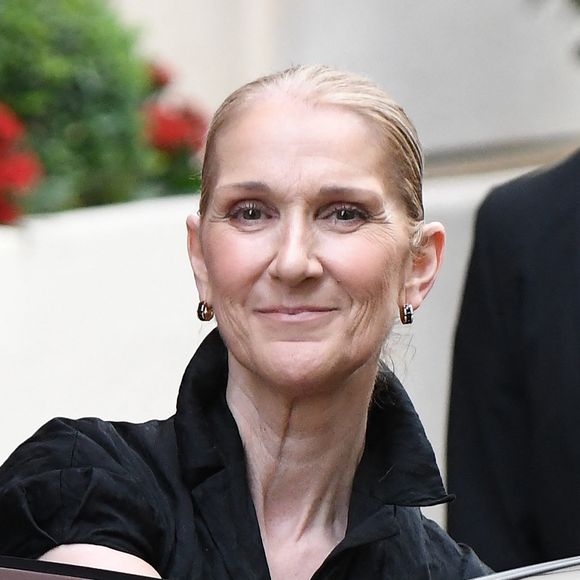 Céline Dion se bat contre une maladie neurologique rare qui avait interrompu sa carrière. Après des années de lutte, elle s'apprête enfin à remonter sur scène.

Céline Dion à la sortie de l'hôtel Royal Monceau à Paris avant l'ouverture des Jeux Olympiques (JO) de Paris 2024, à Paris, France.

©BestImage