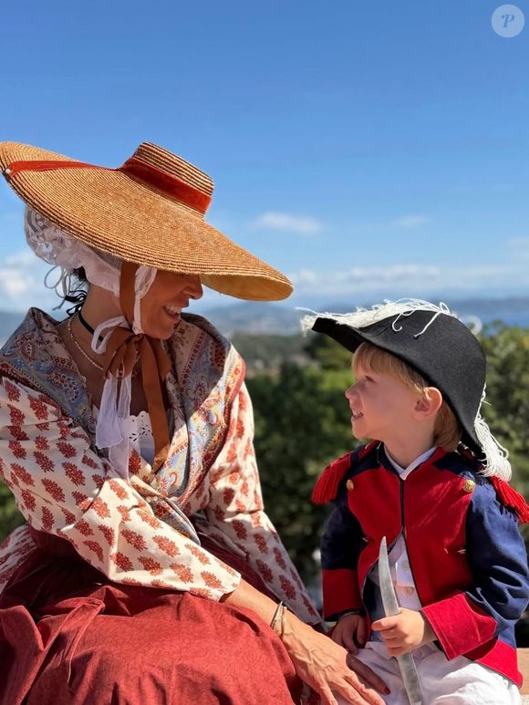 On y découvre sa compagne Déborah et leur fils Léo, 3 ans.
Déborah et Léo. Photo Instagram de @cyrillignac pour la fête des mères, dimanche 31 mai.