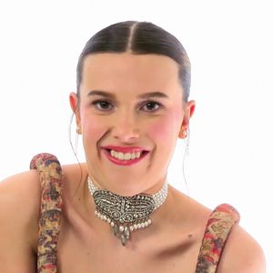 Millie Bobby Brown s’interviewe elle-même. Lors de la promotion de The Electric State, Millie Bobby Brown se met en scène interviewer elle-même, répondant à des questions sur son mariage, ses vacances pendant le tournage de Stranger Things, son rôle de tante, et bien plus encore le 17 mars 2025

Photo : Backgrid UK/ Bestimage