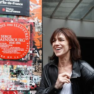 Charlotte Gainsbourg lors de la cérémonie de dévoilement de la plaque "Maison des Illustres" de la Maison Gainsbourg à Paris, France, le 2 avril 2024. © Christophe Clovis/Bestimage