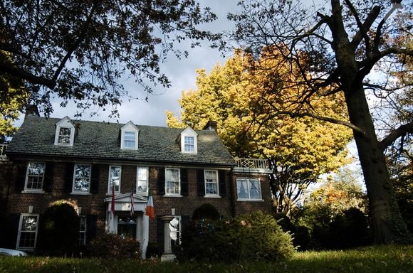 En 2016, il a racheté la maison d'enfance de sa mère, Grace Kelly.

De style géorgien, avec sa façade de briques et son perron à colonnes blanches, la demeure de trois étages se situe dans le quartier chic de East Falls à Philadelphie, Pennsylvanie, Etats-Unis, le 25 octobre 2016. Agence/Bestimage