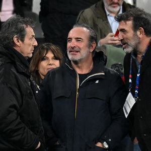 Jean Dujardin, Jean-Luc Reichmann et sa femme Nathalie Lecoultre - Célébrités dans les tribunes du match d'ouverture du Tournoi des six nations : France-Irlande (36-14) au Stade de France à Saint-Denis le 5 février 2026. © Lionel Urman/Bestimage