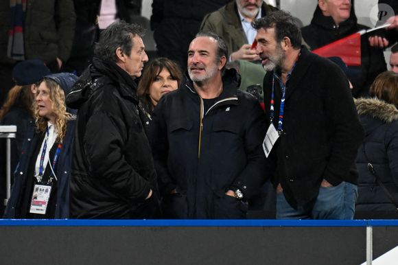 Jean Dujardin, Jean-Luc Reichmann et sa femme Nathalie Lecoultre - Célébrités dans les tribunes du match d'ouverture du Tournoi des six nations : France-Irlande (36-14) au Stade de France à Saint-Denis le 5 février 2026. © Lionel Urman/Bestimage