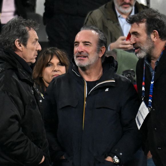 Jean Dujardin, Jean-Luc Reichmann et sa femme Nathalie Lecoultre - Célébrités dans les tribunes du match d'ouverture du Tournoi des six nations : France-Irlande (36-14) au Stade de France à Saint-Denis le 5 février 2026. © Lionel Urman/Bestimage