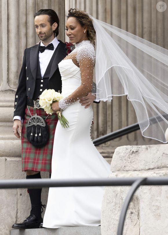 Démasquées lors du même prime, le 28 avril 2023, la première se cachait sous le costume du Phénix, tandis que la seconde portait celui du Soleil.

Mariage de Mel B (Melanie Brown) et Rory McPhee à la cathédrale St Paul à Londres, le 5 juillet 2025. Parmi les invités, nous avons pu remarquer la présence de D.Lowe et son compagnon J.Saul, C.Delevingne, E.Bunton, et les parents de V.Beckham. Les enfants de Melanie Brown, Phoenix Chi, Madison et Angel Iris, étaient également présents. Mirrorpix / Bestimage