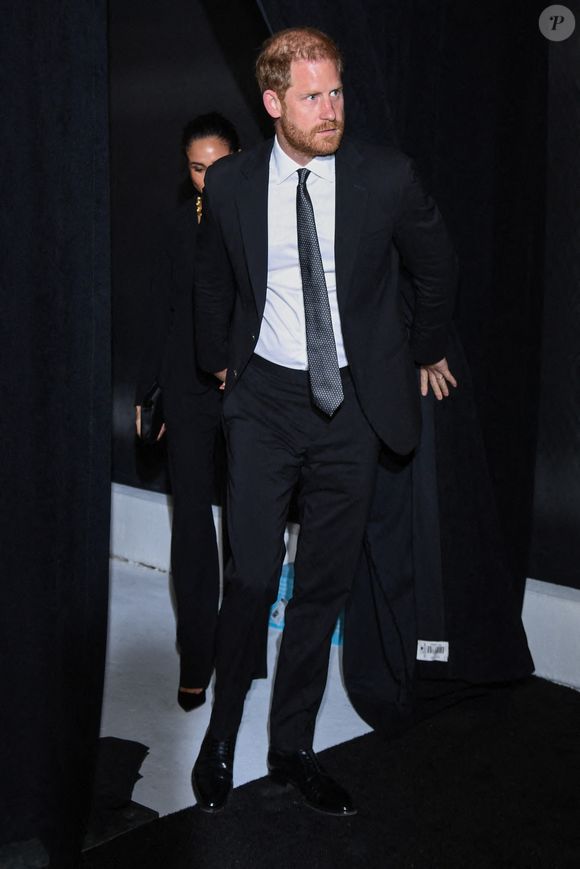 Meghan Markle, duchesse de Sussex, et le prince Harry, duc de Sussex, arrivent sur le tapis rouge du gala de la Journée mondiale de la santé mentale de Project Healthy Minds, qui s'est tenu aux Spring Studios à New York, NY, le 9 octobre 2025. (Photo par Anthony Behar/Sipa USA)