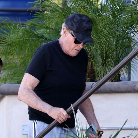 Il y a 8 mois, c'est en fauteuil roulant qu'il apparaissait pour la dernière fois en public, quelques jours après le décès par suicide de son ex femme, Pamela
David Hasselhoff dans les rues de Los Angeles. Backgrid USA / Bestimage