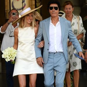 Les jeunes mariés, Jean-Luc Lahaye et sa femme Paola (Lahaye-Aubin) à la sortie de la mairie du 18ème arrondissement de Paris - J.L.Lahaye s'est marié en secondes noces avec sa compagne P.Aubin à la mairie du 18ème arrondissement de Paris, le 2 juillet 2025. 
Crédit : Agence / Bestimage