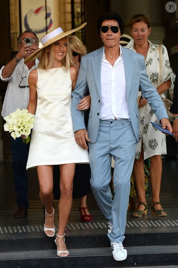 Les jeunes mariés, Jean-Luc Lahaye et sa femme Paola (Lahaye-Aubin) à la sortie de la mairie du 18ème arrondissement de Paris - J.L.Lahaye s'est marié en secondes noces avec sa compagne P.Aubin à la mairie du 18ème arrondissement de Paris, le 2 juillet 2025. 
Crédit : Agence / Bestimage