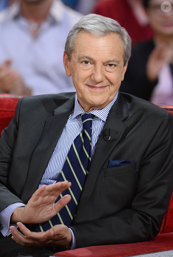Daniel Bilalian - Enregistrement de l'émission "Vivement Dimanche" à Paris le 04 novembre 2015 et qui sera diffusée le 08 novembre, France télévisions en Féte. Le magazine sportif "Stade 2" fête ses 40 ans alors que l'émission "Télématin"" fête ses 30 ans. Coadic Guirec / Bestimage