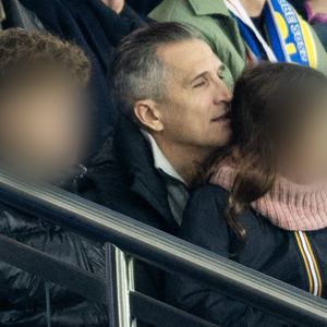 Guillaume Canet et ses enfants Marcel et Louise dans les tribunes du match de qualification de la Coupe du monde 2026 entre la France contre l'Ukraine (4-0) au Parc des Princes à Paris le 13 novembre 2025. © Cyril moreau/Bestimage