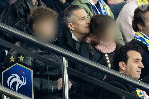 Guillaume Canet et ses enfants Marcel et Louise dans les tribunes du match de qualification de la Coupe du monde 2026 entre la France contre l'Ukraine (4-0) au Parc des Princes à Paris le 13 novembre 2025. © Cyril moreau/Bestimage