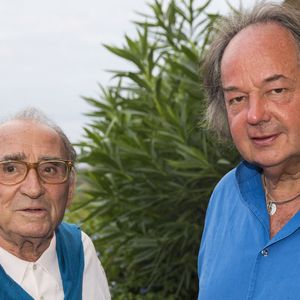 Claude Brasseur et Gonzague Saint Brix assistant au spectacle 'Fabrice Luchini - Poesie ?' lors du 31ème Festival de Ramatuelle à Ramatuelle, France, le 10 août 2015. Photo par Cyril Bruneau/Festival de Ramatuelle/ABACAPRESS.COM