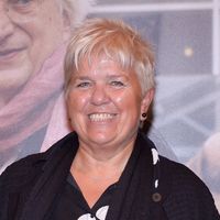 Mimie Mathy en fauteuil roulant : depuis qu’elle ne peut plus marcher, elle a trouvé un “nouvel équilibre de couple” avec son mari Benoist à Vaison-la-Romaine
