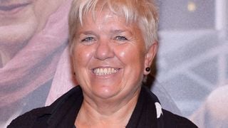 Mimie Mathy en fauteuil roulant : depuis qu’elle ne peut plus marcher, elle a trouvé un “nouvel équilibre de couple” avec son mari Benoist à Vaison-la-Romaine