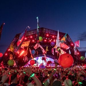 Glastonbury, ROYAUME-UNI – Coldplay se produit sur la scène Pyramid lors du festival de Glastonbury 2024 ! Le groupe a été rejoint sur scène par Victoria Canal. Backgrid UK/ Bestimage

Sur la photo : Coldplay – Chris Martin