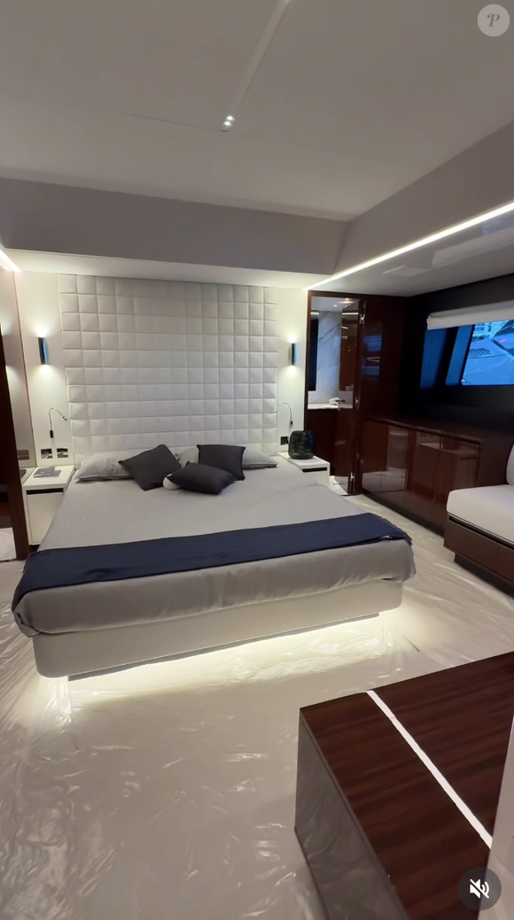 L’intérieur mise sur un style ultra chic avec marbre, bois sombre et mobilier design.

Capture Instagram @charlysph