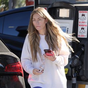 Son épouse, Rebecca Gayheart, a été un soutien essentiel durant sa maladie.

Rebecca Gayheart a été vue  à la pompe à essence après s'être rendue au domicile d'Eric à Hollywood. Photo par Backgrid USA / Bestimage