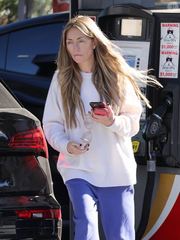 Son épouse, Rebecca Gayheart, a été un soutien essentiel durant sa maladie.

Rebecca Gayheart a été vue  à la pompe à essence après s'être rendue au domicile d'Eric à Hollywood. Photo par Backgrid USA / Bestimage