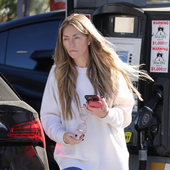 Son épouse, Rebecca Gayheart, a été un soutien essentiel durant sa maladie.

Rebecca Gayheart a été vue  à la pompe à essence après s'être rendue au domicile d'Eric à Hollywood. Photo par Backgrid USA / Bestimage