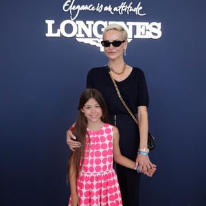Exclusif - Adriana Karembeu, qui a récupéré sa fille Nina, est passée à l'espace VIP lors de la 12ème édition du Longines Paris Eiffel Jumping sur le Champ-de-Mars à Paris le 21 juin 2026. © Tiphaine Lebely / Bestimage