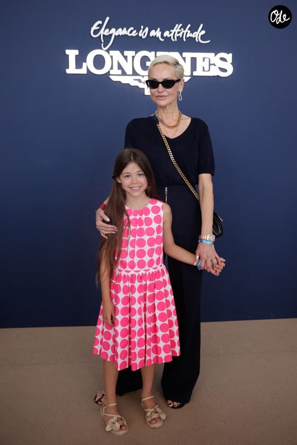 Exclusif - Adriana Karembeu, qui a récupéré sa fille Nina, est passée à l'espace VIP lors de la 12ème édition du Longines Paris Eiffel Jumping sur le Champ-de-Mars à Paris le 21 juin 2026. © Tiphaine Lebely / Bestimage