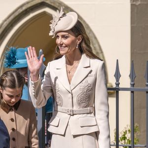 Les membres de la famille royale britannique quittent l'office des matines de Pâques à la chapelle St George, au château de Windsor.
© Backgrid UK/ Bestimage