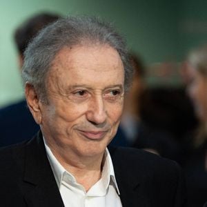 Michel Drucker assiste à une cérémonie au siège de France Télévisions à Paris, France, le 9 octobre 2023, pour rendre hommage au journaliste français Jean-Pierre Elkabbach, figure majeure du journalisme français, célèbre pour ses innombrables interviews au cours d'une carrière exceptionnellement longue. Jean-Pierre Elkabbach est décédé à l'âge de 85 ans le 3 octobre 2023. Photo par Jeanne Accorsini/Pool/ABACAPRESS.COM