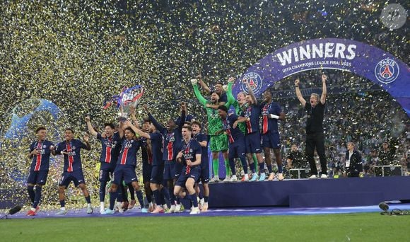 (250601) -- MUNICH, 1 juin 2025 Photo by Xinhua/ABACAPRESS.COM) -- Les joueurs et l'entraîneur Luis Enrique (devant 1er à droite) du Paris Saint-Germain célèbrent pendant la cérémonie de remise des prix après le match de la finale de l'UEFA Champions League entre le Paris Saint-Germain et l'Inter Milan à Munich, en Allemagne, le 31 mai 2025. (Photo by Philippe Ruiz/Xinhua/ABACAPRESS.COM
