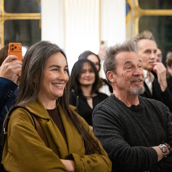 Florent Pagny et sa femme Azucena étaient présents au ministère de la Culture à Paris. Ils assistaient à la remise de la médaille de chevalier des Arts et des Lettres à Alexandre Kirchhoff.

Azucena Caamaño, Florent Pagny - Cérémonie de la remise de la médaille de chevalier de l'ordre des arts et des lettres à Alexandre Kirchhoff, PDG du label Capitol Music France par R.Dati au Ministère de la Culture à Paris
Cyril Moreau / Bestimage