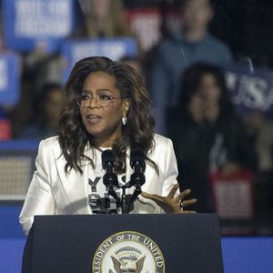 4 novembre 2024, Philadelphie, Pennsylvanie, États-Unis : Oprah Winfrey prend la parole lors du dernier meeting de campagne de la vice-présidente Kamala Harris à Philadelphie, en Pennsylvanie (Crédit image : © Ricky Fitchett/ZUMA Press Wire)