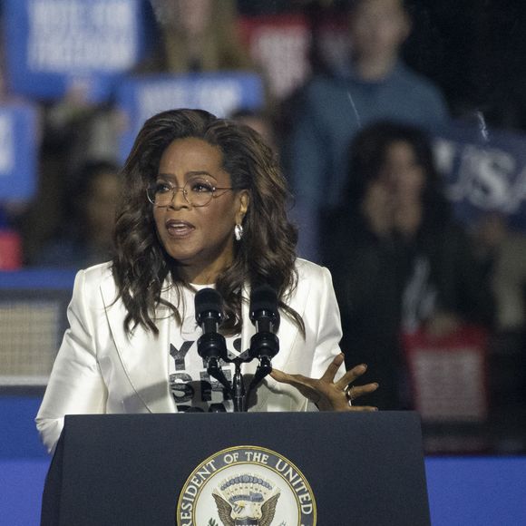 4 novembre 2024, Philadelphie, Pennsylvanie, États-Unis : Oprah Winfrey prend la parole lors du dernier meeting de campagne de la vice-présidente Kamala Harris à Philadelphie, en Pennsylvanie (Crédit image : © Ricky Fitchett/ZUMA Press Wire)