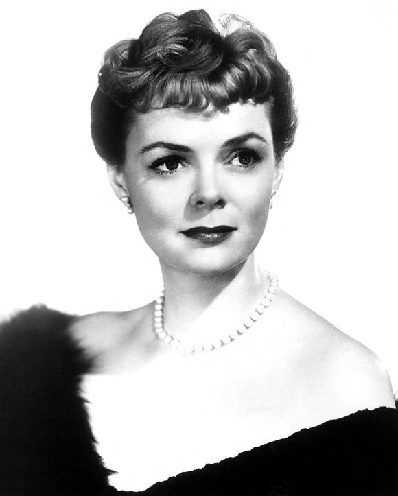 Son rôle de mère bienveillante dans Lassie puis de scientifique courageuse dans Perdus dans l’espace avait fait d’elle une figure familière des foyers américains. 

THE UNITED STATES STEEL HOUR, June Lockhart, 'The Square Egghead', diffusé le 11 mars 1959. Everett Collection Archive/ABACA