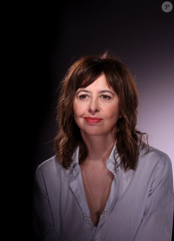 Exclusif - Valérie Bonneton lors de l'enregistrement de l'émission "Inoubliables, nos chers grands-parents", présentée par N.Lévy, au Studio Harcourt à Paris, diffusée le 28 mai à 23h sur Canal+. Le 17 février 2024
© Dominique Jacovides / Bestimage
INOUBLIABLES ­ Nos Chers Grands ­Parents
Une collection d'émissions de 4x40'
Présentée par N.LEVY
Tournée au Studio Harcourt
Troisième invité : Valérie Bonneton le 28 mai à 23h sur CANAL+
Un voyage immersif au coeur du roman familial d'une personnalité
Dans chacune des émissions de cette collection inédite, N.Levy emmène un invité au studio Harcourt, lieu emblématique de la photographie, afin d'explorer de manière singulière son patrimoine familial et sa relation à ses grands-­parents.
Chaque personnalité fait l'objet d'une production documentaire dédiée, élaborée à partir d'une sélection d'images d'archives personnelles inédites mais aussi historiques.
Ensemble, ils plongent au cœur de ce récit qui témoigne de l'héritage immatériel légué par ses ancêtres, et qui ouvre une fenêtre sur le monde et des époques révolues en racontant la puissance de la transmission.