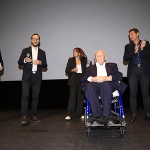 Fabrice Gardel, réalisateur, guest, Philippe Bouvard et David Lisnard, maire de Cannes Philipe Bouvard assiste à la projection du documentaire "Les Mille et une vies de Philippe Bouvard" (Paris Première) au théâtre de la Croisette à Cannes, le 30 novembre 2024.