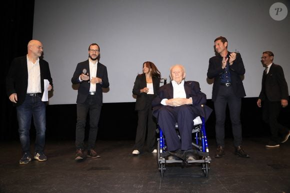 Fabrice Gardel, réalisateur, guest, Philippe Bouvard et David Lisnard, maire de Cannes Philipe Bouvard assiste à la projection du documentaire "Les Mille et une vies de Philippe Bouvard" (Paris Première) au théâtre de la Croisette à Cannes, le 30 novembre 2024.